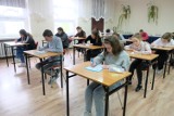 Dyktando w Zespole Szkół Ogólnokształcących i Technicznych w Żarach. Uczniowie szkół z całego powiatu zmierzyli się z ortografią 
