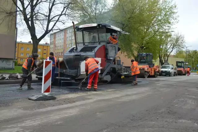 W związku z remontem kierowcy muszą liczyć się z utrudnieniami w ruchu. Choć ruch samochodowy na czas remontu nie został zamknięty, to kierowcy powinni pomyśleć o skorzystaniu z alternatywnych tras omijających obszar prowadzonych robót.