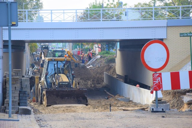 W drugiej połowie października mieli przejść tędy piesi. Do końca miesiąca zostało 8 dni, czy robotnicy zdążą na czas?