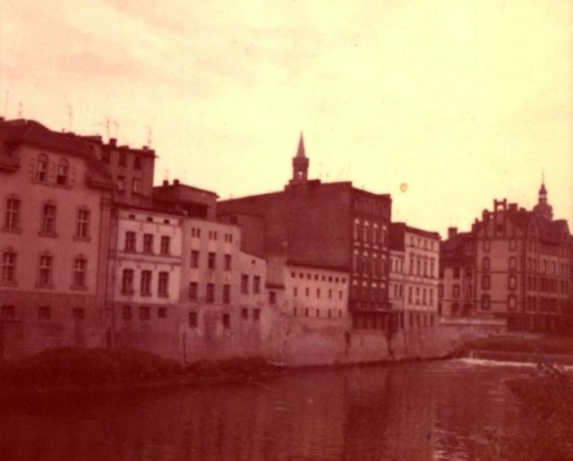 Opole. Kanał Młynówka, widok na budynki przy ulicy Szpitalnej. Lata 80. XX.