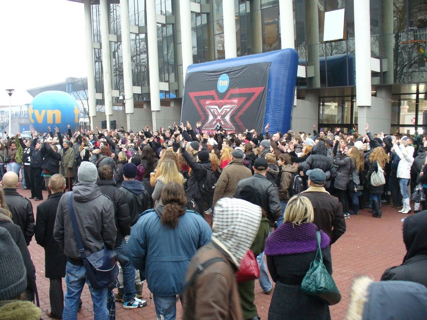 Tłum przed warszawskim Torwarem.