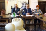 Bolesławiec: Umowa na dofinasowanie niskoemisyjnych autobusów podpisana