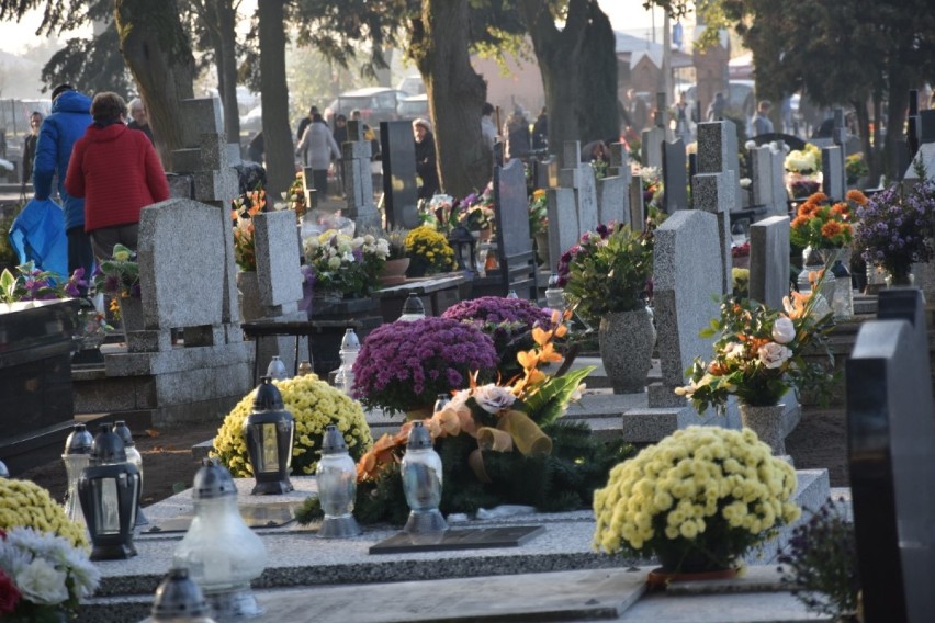 Od samego rana tłumy odwiedzają wągrowieckie cmentarze [ZDJĘCIA] 