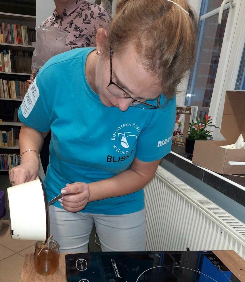 Magiczny warsztat robienia świec w gołdapskiej bibliotece              