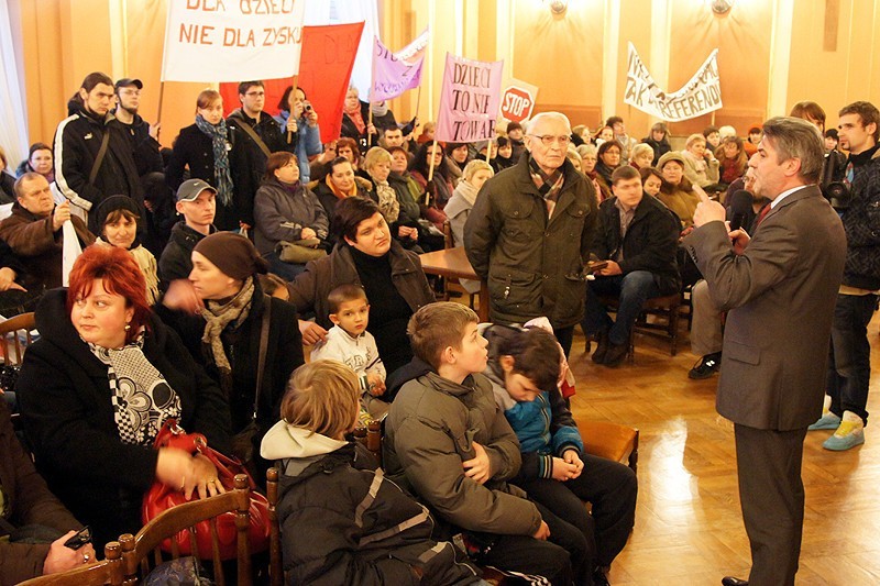 Pikieta przeciwko prywatyzacji publicznych przedszkoli w Kaliszu. FILM i ZDJĘCIA