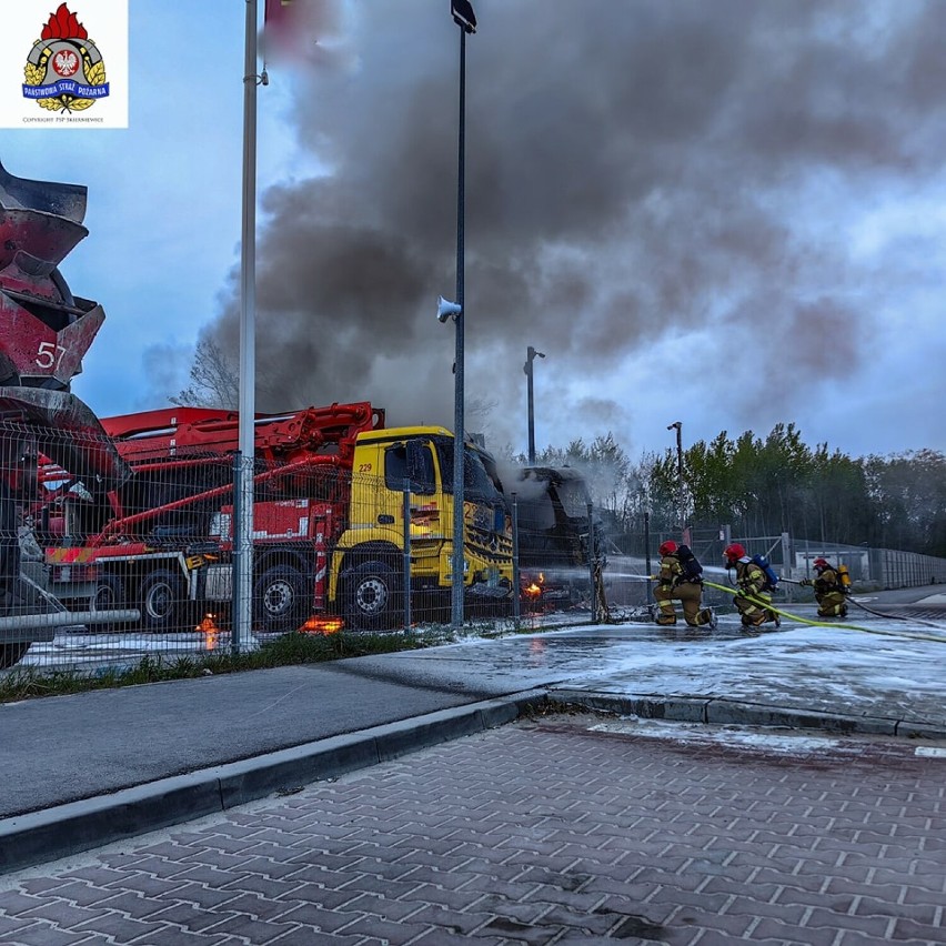Pożar dwóch betoniarek w Skierniewicach. Pożar gasiło 5 jednostek straży