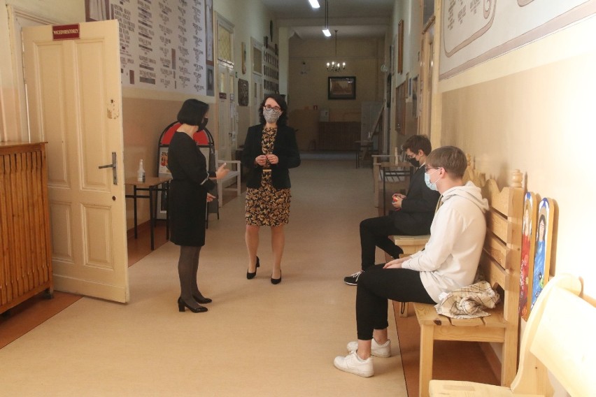 Rozpoczęły się próbne matury w Legnicy, w ILO pisze go 150 uczniów