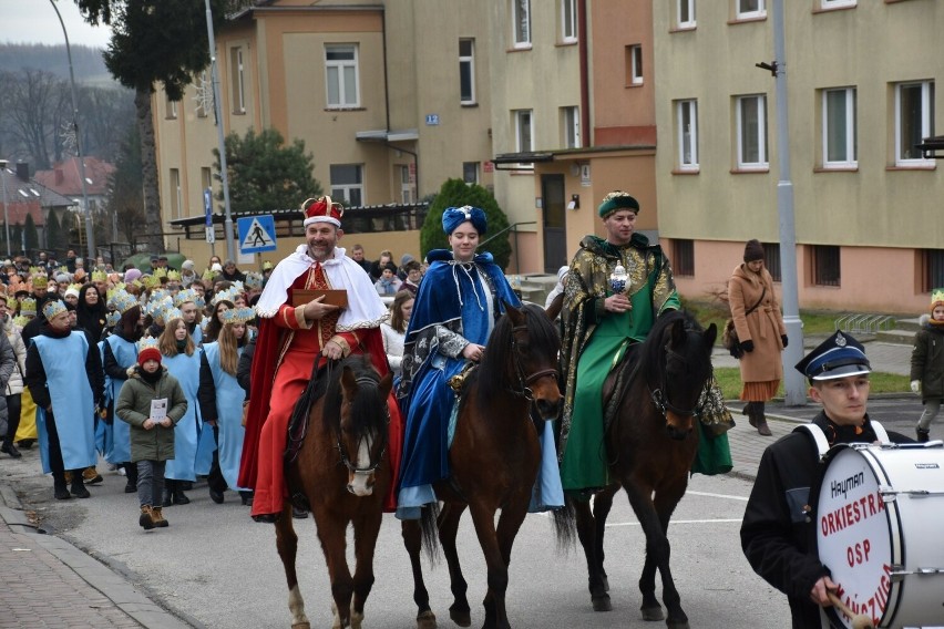 Trzej Królowie na koniach prowadzili orszak w Kańczudze.