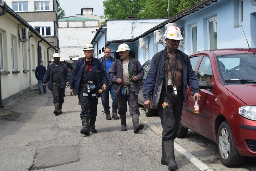 Ratownicy biorący udział w akcji ratowniczej w kopalni...