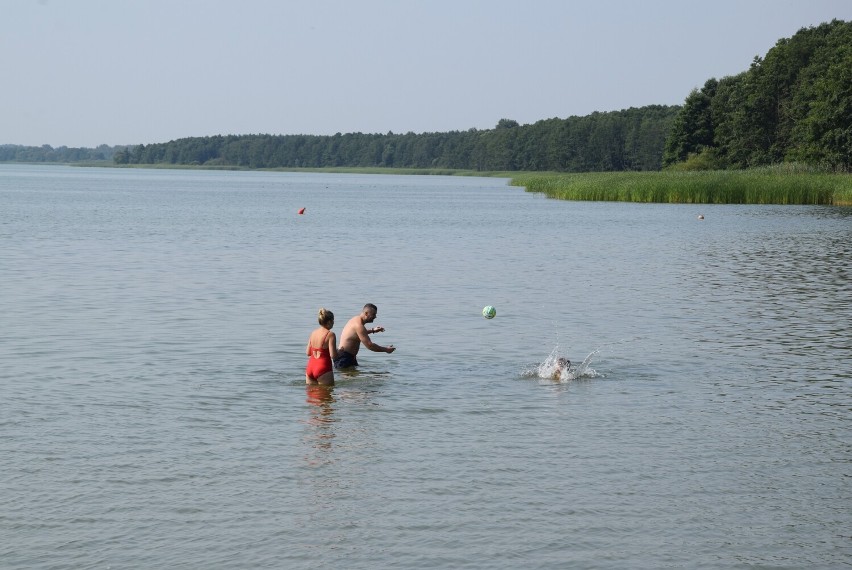 Wakacje nad jeziorem Miedwie. Nie tylko na głównej plaży. Na brzegu i na wodzie