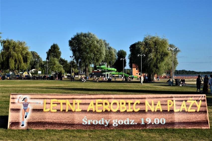 Zbąszyń. Letni aerobik na plaży miejskiej "Łazienki", z...