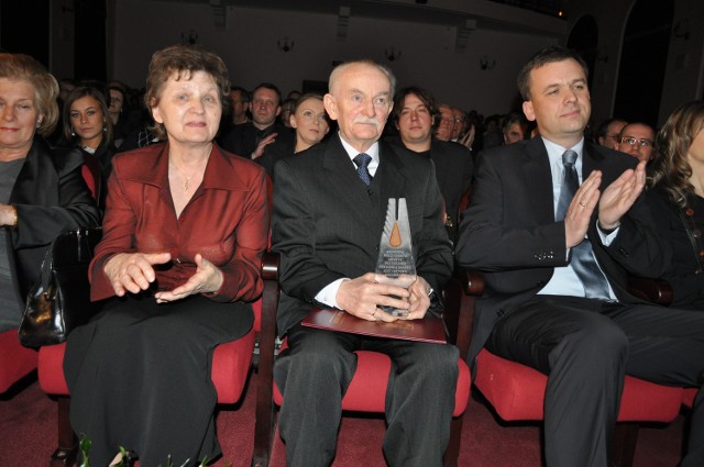Wiesław Szczepanik (w środku) odebrał doroczną nagrodę prezydenta miasta Krzysztofa Chojniaka (z prawej) podczas koncertu noworocznego w Miejskim Ośrodku Kultury w Piotrkowie Trybunalskim