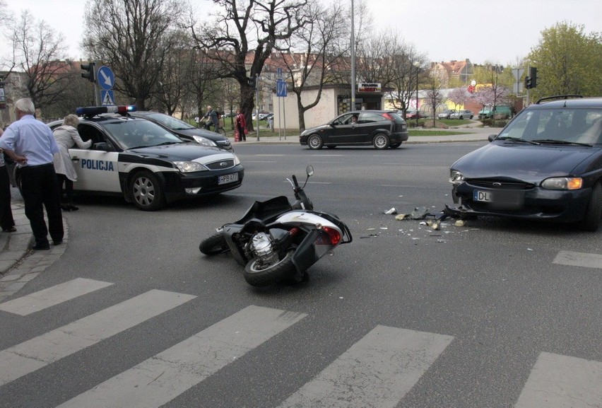 Zderzenia auta ze skuterem w Legnicy (FOTO)