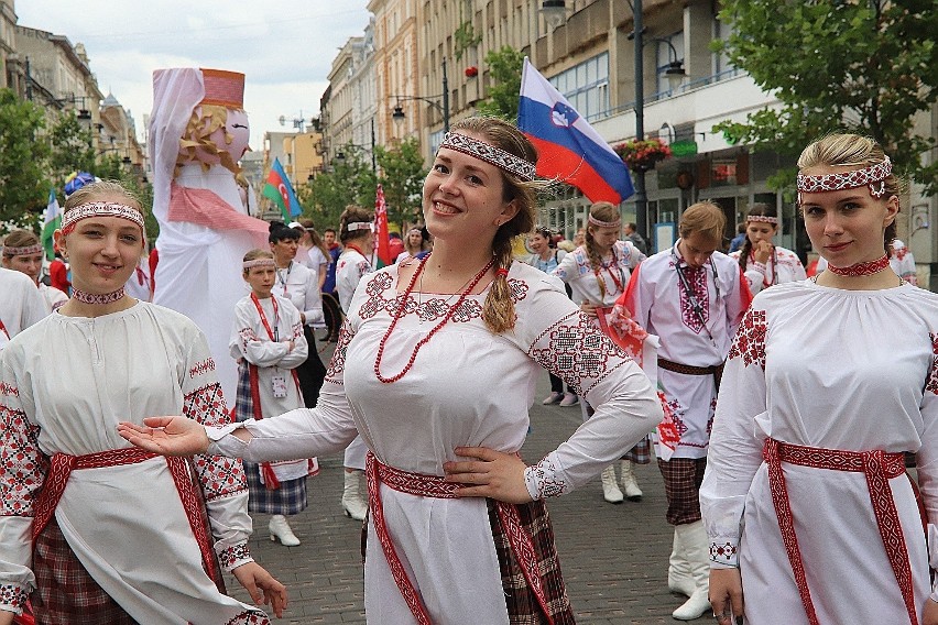 Folkowe inspiracje 2019: Barwny korowód młodych ludzi z wielu krajów przemaszerował ulicą Piotrkowską