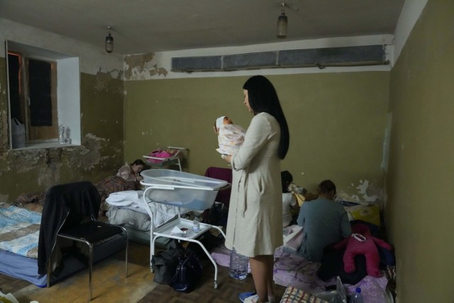 Kobieta trzyma swoje nowo narodzone dziecko w piwnicy szpitala położniczego przekształconego w oddział medyczny i służącego za schron przeciwbombowy podczas alarmu przeciwlotniczego w Kijowie na Ukrainie, 2 marca 2022 r. Siły rosyjskie nasiliły ataki na gęsto zaludnione miasta, co przywódca Ukrainy nazwał „rażącą kampanią terroru”.
