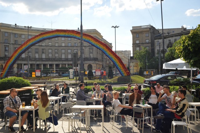 Chcą „Tęczy” na placu Zbawiciela. Czy kontrowersyjny obiekt pozostanie?