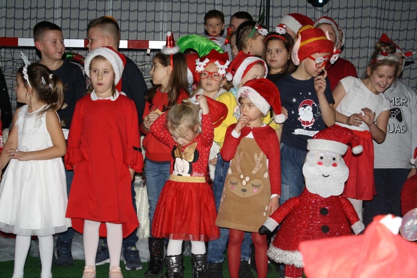 Mikołajkowy wieczór w budynku czerniejewskiej hali [FOTO]