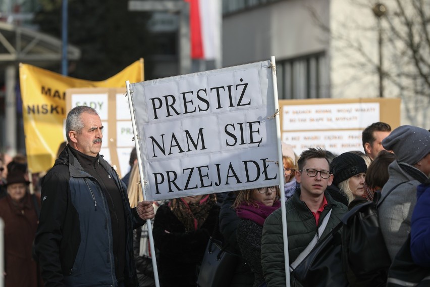 Kraków. Pracownicy sądownictwa i prokuratury zorganizowali marsz protestacyjny