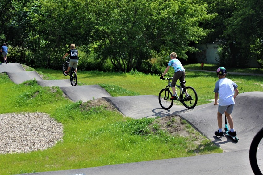 Wakacje w mieście. Sobotnie popołudnie na łęczyckim pumptracku (ZDJĘCIA)