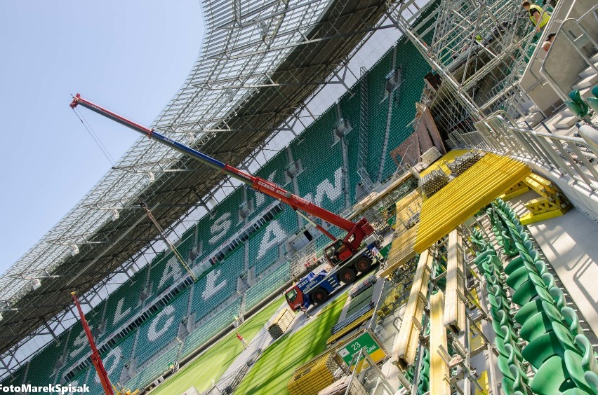 Budowa rusztowania pod inscenizację do "Hiszpańska noc z Carmen - Zarzuela show" na Stadionie Wrocław