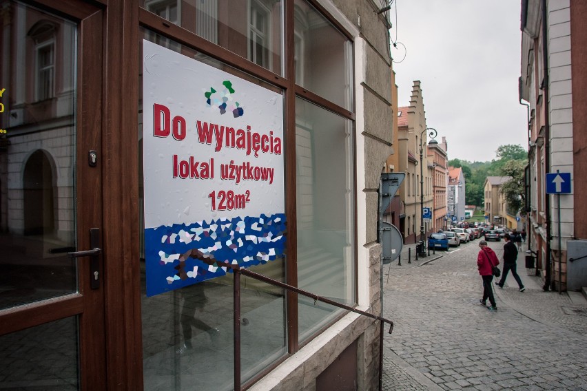 W centrum Wałbrzycha są obecnie dziesiątki pustych lokali - do kupienia lub wynajęcia. Chętnych do ich przejęcia brakuje