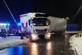 Samochód ciężarowy uderzył w latarnię. Kolizja na autostradzie A2 niedaleko Dmosina