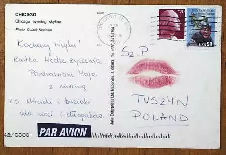 Marek Busiakiewicz ze swoją kolekcją pocztówek z całego świata, które docierają do niego mimo braku tradycyjnego adresu.