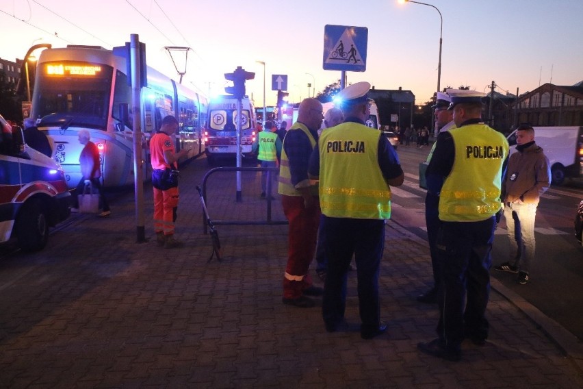 Śmiertelny wypadek we Wrocławiu. Mężczyzna wpadł pod tramwaj (ZDJĘCIA)