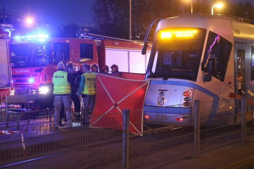 Śmiertelny wypadek we Wrocławiu. Mężczyzna wpadł pod tramwaj (ZDJĘCIA)