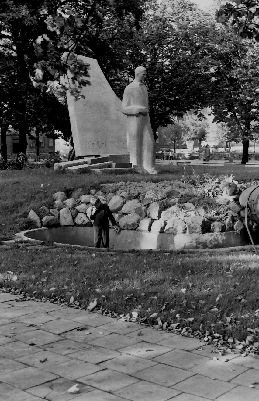 Tak w 1973 r. wyglądało otoczenie pomnika Szymanowskiego z...