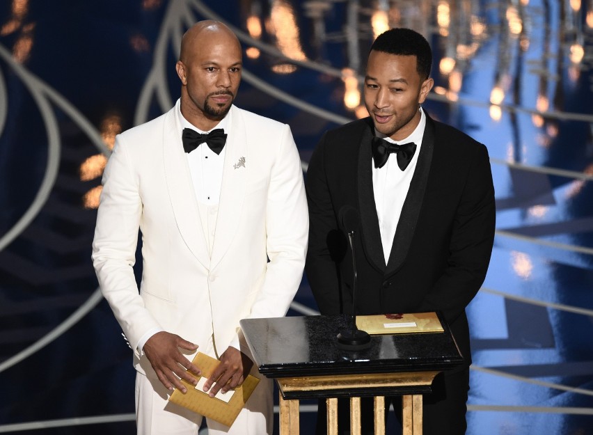 Common i John Legend wręczają nagrodę na Oscarach.