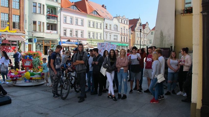 Happening młodzieży na żarskim rynku. „Aktywny Ja – wolny od uzależnień” [ZDJĘCIA]