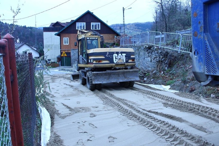 Na DK 87 w Piwnicznej utrudnienia. Remontują mur oporowy