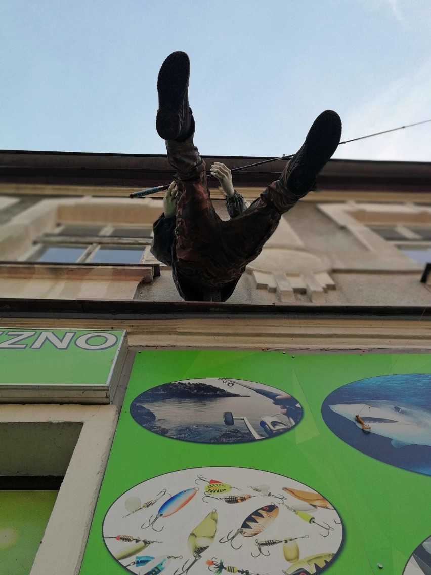 Wędkarz spadający z nieba na ul. Lwowskiej zachęca do...