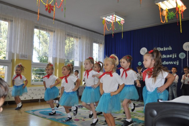 Dzień Edukacji Narodowej w przedszkolu "Bajkowa Ciuchcia" w Jędrzejowie. Tak dziękowano nauczycielom i pracownikom za ich codzienną pracę i wychowanie.