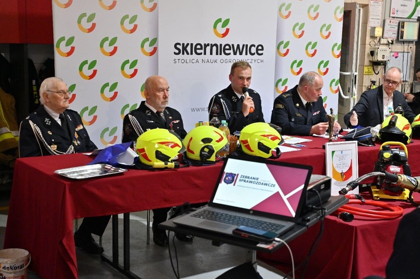 Druhny i druhowie z Ochotniczej Straży Pożarnej w Skierniewicach spotkali się na zebraniu sprawozdawczym