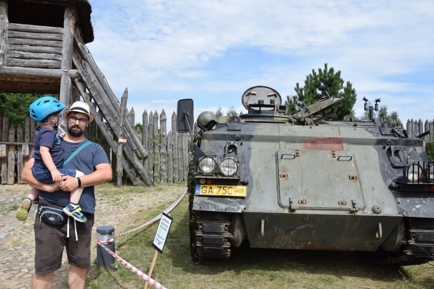 Drop Zone w Pruszczu Gdańskim. Rekonstruktorzy Armii Brytyjskiej przybliżali historię, pokazywali sprzęt i pojazdy wojskowe |ZDJĘCIA, WIDEO