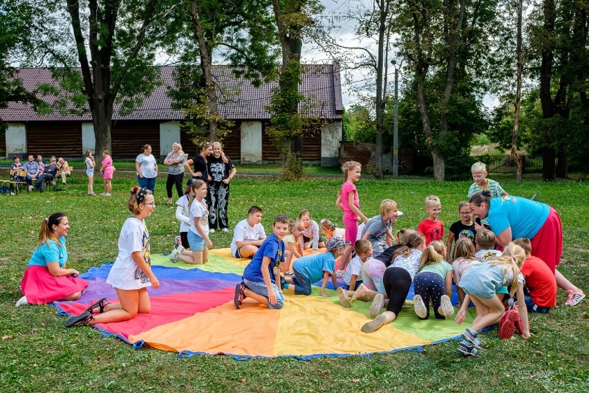 CUS,a by pomóc rodzinom zastępczym, organizuje dla nich...