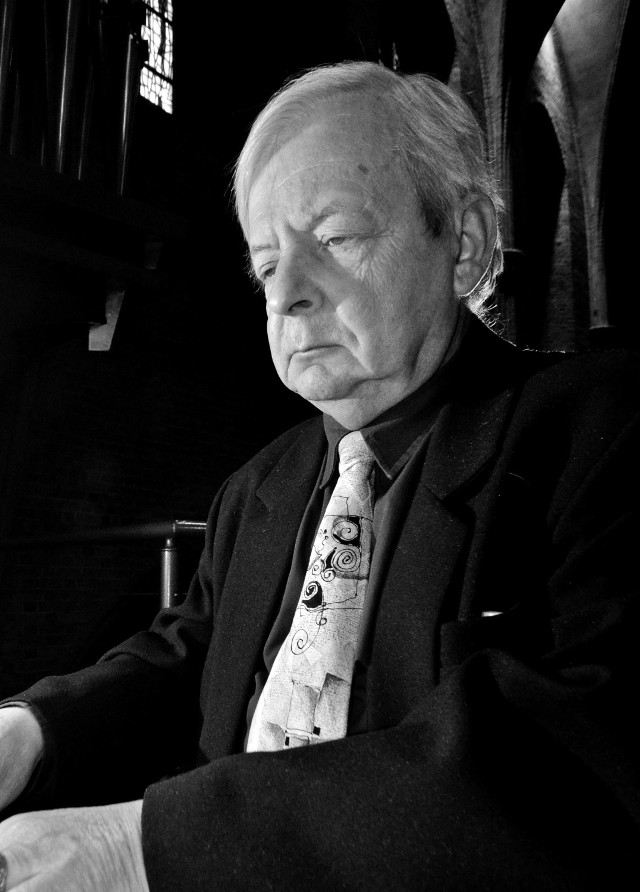 5.03.1947 - 5.09.2014
Krzysztof Wilkus 
Był organistą, kompozytorem, ale i ekonomistą. Krzysztof Wilkus przez 40 lat był organistą katedry poznańskiej. Był absolwentem ówczesnej Wyższej Szkoły Ekonomicznej w Poznaniu i Akademii Muzycznej w Gdańsku w klasie organów profesora Leona Batora. Zaraz po studiach pracował w Instytucie Zachodnim w Poznaniu. Wybrał jednak granie na organach, gdyż uważał je za swe życiowe powołanie. Po raz pierwszy zasiadł przy instrumencie na chórze katedralnym w ostatni dzień 1973 roku. Jako organista stworzył własny styl akompaniamentu zgodnego w pełni z przepisami liturgicznymi. Często towarzyszył występom Poznańskiego Chóru Katedralnego. 
Krzysztof Wilkus był też kompozytorem. W ostatnich latach nawiązał ścisłą współpracę artystyczną z Ukrainą i Białorusią, gdzie często koncertował. Był również wykładowcą gry organowej i liturgicznej w Archidiecezjalnym Studium Muzyki Kościelnej.