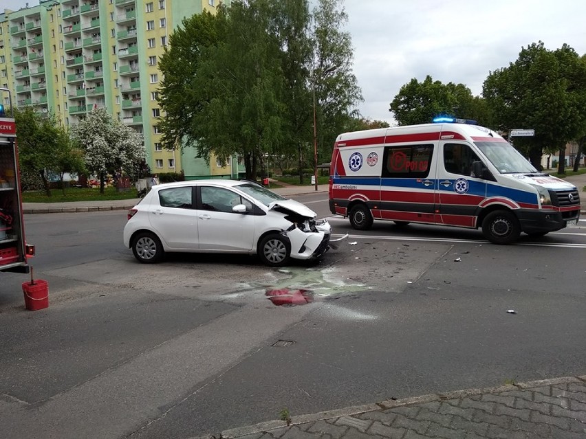 Na skrzyżowaniu Bydgoskiej z Roosevelta toyota yaris...