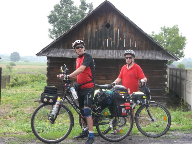 Staszek Koper mówi : Pokazałbym Państwu piękny drewniany budynek, ale mi się  jakichś dwóch rowerzystów przed obiektyw wepchało ;). Andrzej to ten po lewej, Czesiek po prawej.