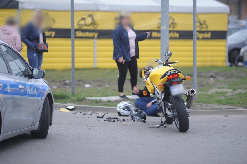 Zderzenie motocykla z renault pod galerią Leszno