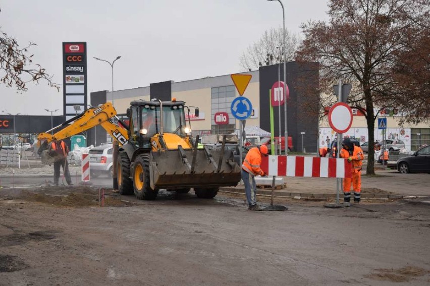 Trwa remont ulicy Lipowej w Wągrowcu. Zamknięto przejazd w okolicy budowanego ronda [ZDJĘCIA]