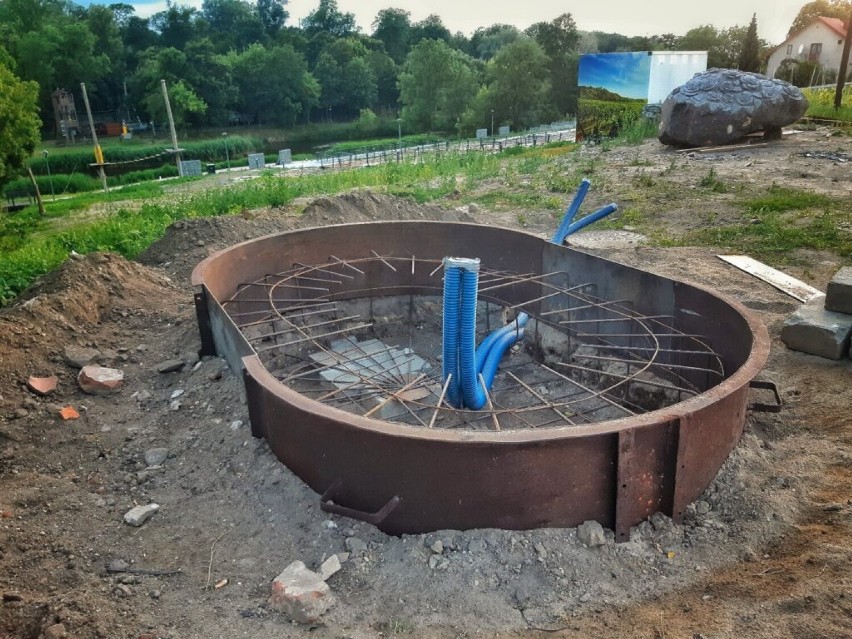 Termalna fontanna w Uniejowie: powstaje fundament, rzeźbę...