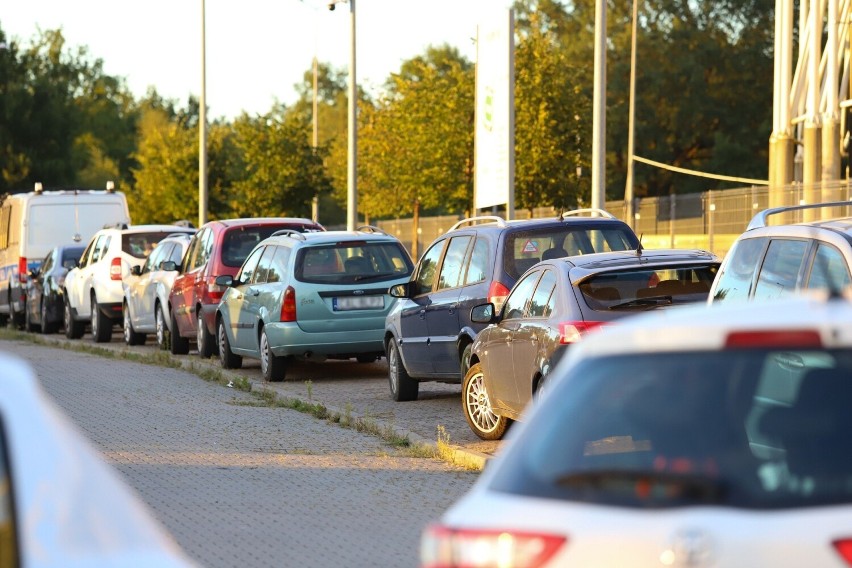 Toruń. Problemy z parkowaniem przy Motoarenie podczas meczów żużlowych