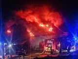 Nocny pożar domu w Lanckoronie. Spłonęło niemal całe poddasze. Właściciel posesji doznał poparzeń [ZDJĘCIA]
