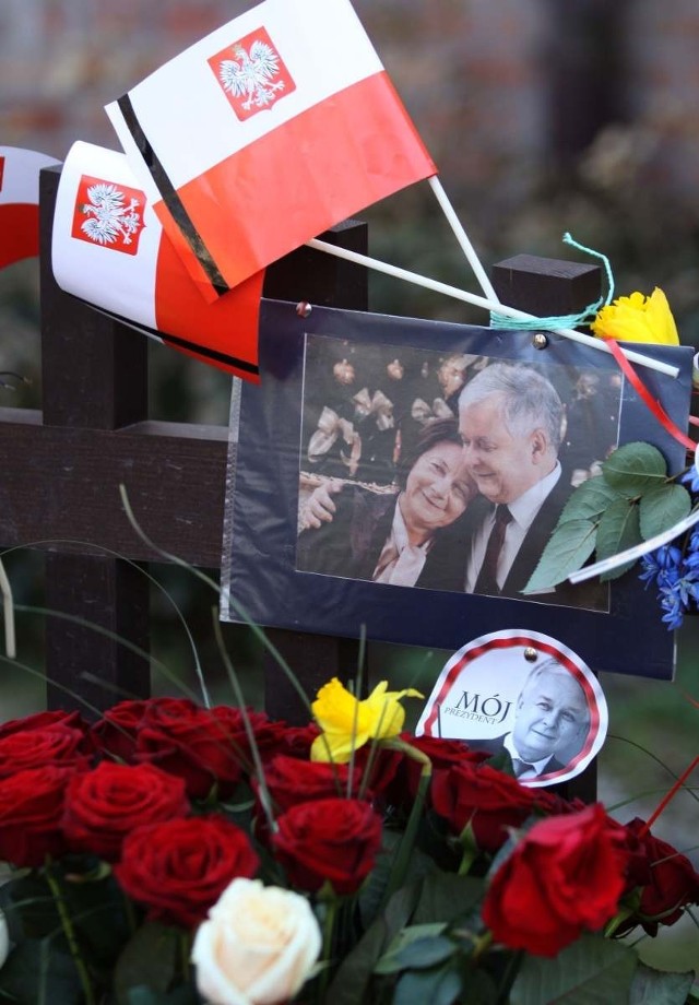 Co miesiąc przed kamienicą, w której mieszkali kiedyś Lech i Maria Kaczyńscy,mieszkańcy Sopotu składają kwiaty i zapalają znicze