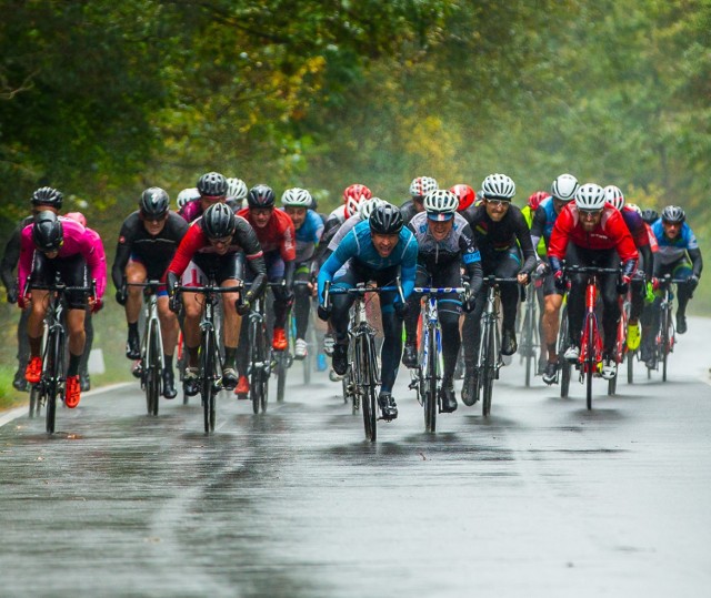 Mateusz Kwiatkowski (Sii Cycling Team) na czele finiszującej grupy w Wyścigu Tomasza Marczyńskiego z grupy Soudal w Niepołomicach