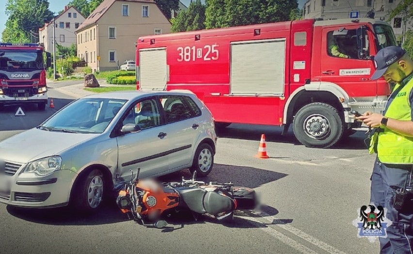 Wypadek motocyklisty w Jedlinie-Zdroju. 32-latek w szpitalu [ZDJĘCIA]