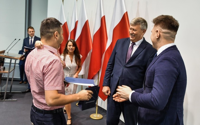 29 obcokrajowców odebrało w Bydgoszczy akty nadania obywatelstwa polskiego [zdjęcia]